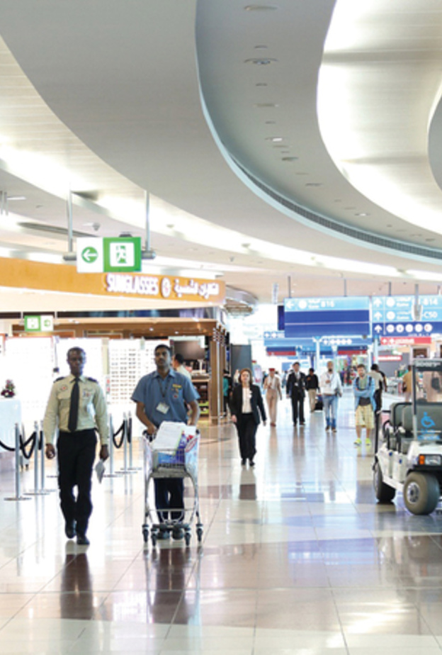 شرطة دبي تعيد إمرأة مسنة إلى عائلتها في جنوب إفريقيا