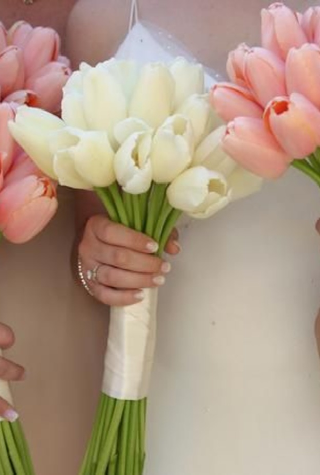 مزهريات ناعمة من التوليب تتوسط طاولات الزفاف