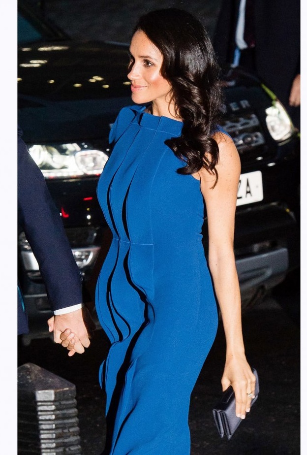 اقتصرت الاكسسوارت على اقراط ماسية انيقة، وابقت شعرها منسدلاً مع تموجات عريضة واعتمدت ماكياجاً ناعماً بألوان حيادية هادئة