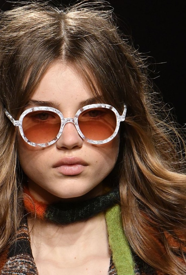 الوان الاكسسوارات مع النظارات الزهرية للبشرة البيضاء من Moschino