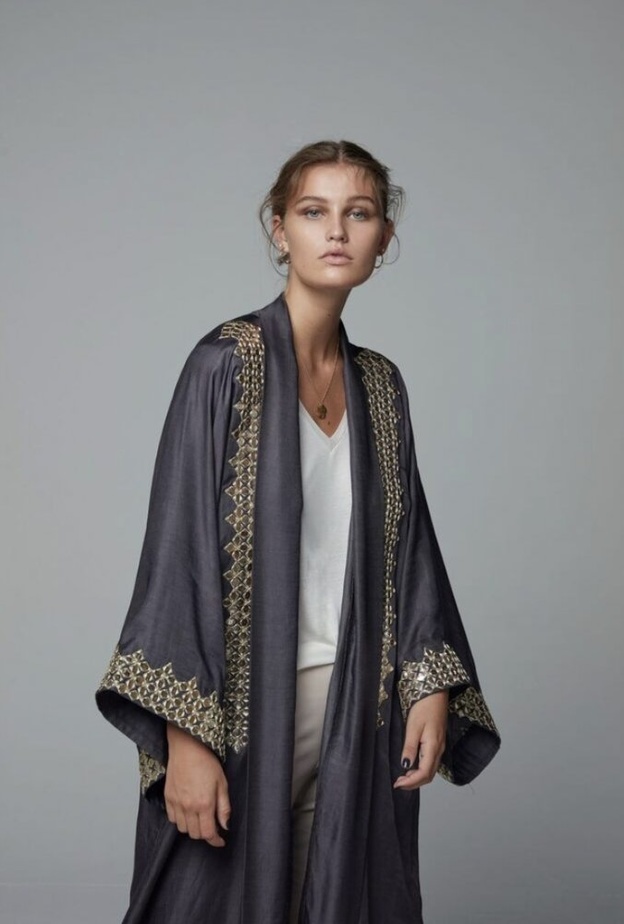 عباية ذات قصة فضفاضة واكمام واسعة ومزمومة من الاطراف