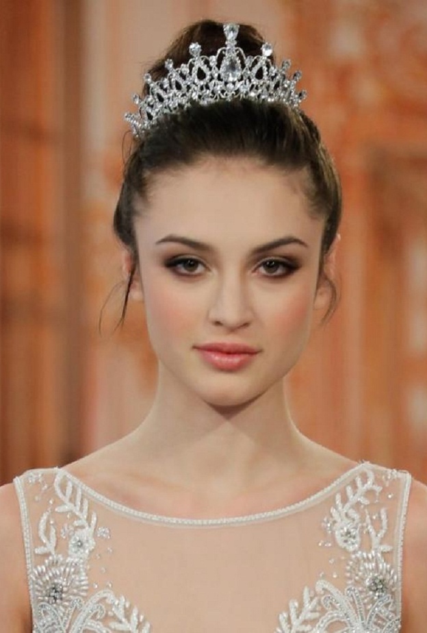 تسريحة مع اكسسوار من عرض ريم عكرا