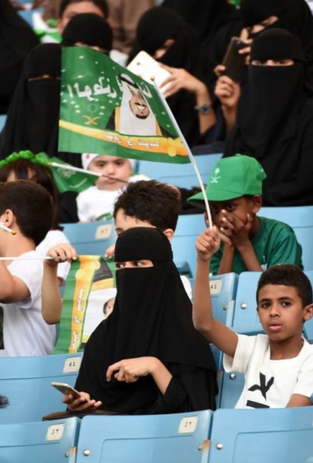 سارة الدوسري أول سعودية مسؤولة عن تنظيم مدرج العائلات في الملاعب