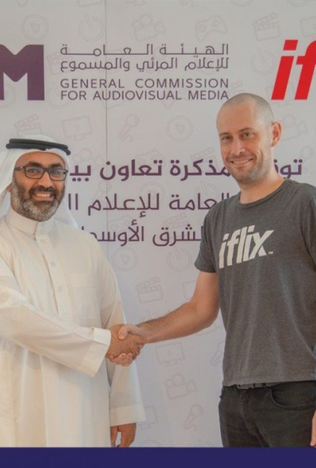 ممثلي هيئة الاعلام وشركة ايفلكس أثناء توقيع مذكرة التعاون بينهما