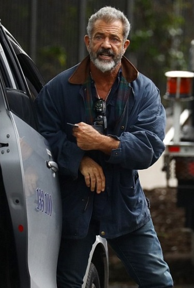 أثار إنتباه المارة بلحيته الكثيفة