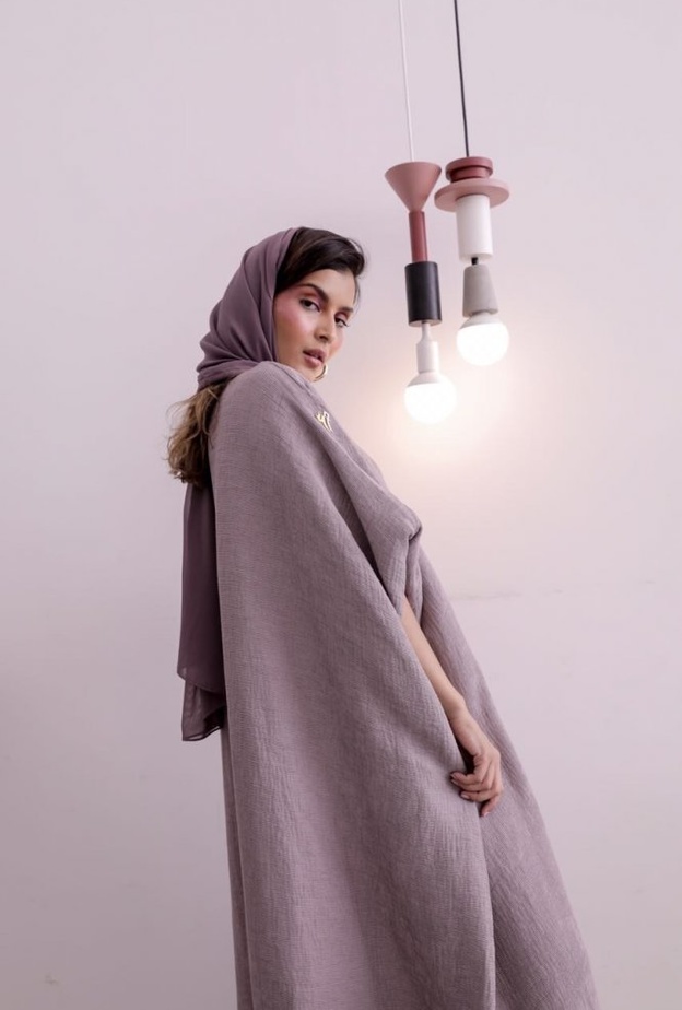 عباية عصرية بعقدة أمامية