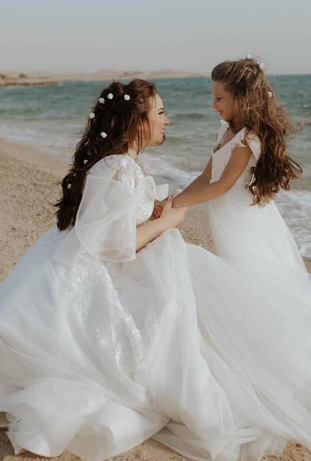 فستان زفاف عروس مينا عطا تميز باكتافه المنسدلة