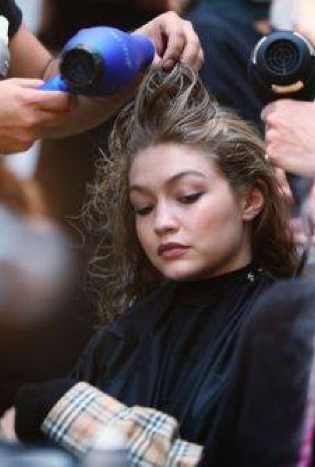 جيجي حديد تخضع للتحضيرات قبل انطلاق عرض Prabal Gurung ضمن أسبوع الموضة في نيويورك