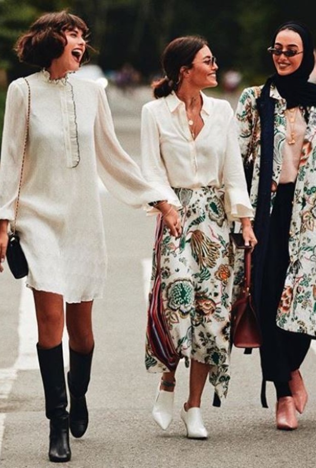 صورة تجمع نور عريضة، كارن وازن ولينا الغوطي خلال توجههن الى عرض توري بورش