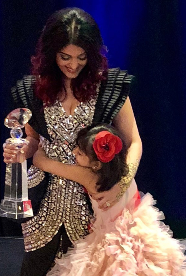 آيشواريا راي تتسلم جائزة ميريل ستريب بصحبة طفلتها آرادهيا