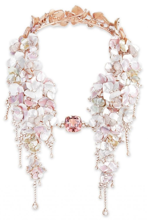 عقد من ديور Dior