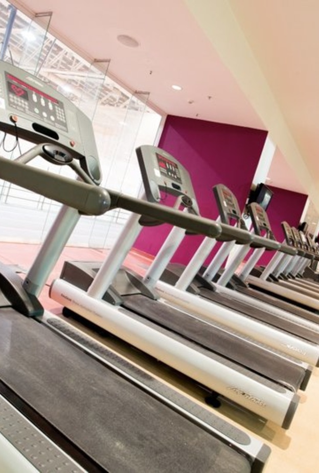 يحتوي المركز الرياضي على مسبح أولمبي