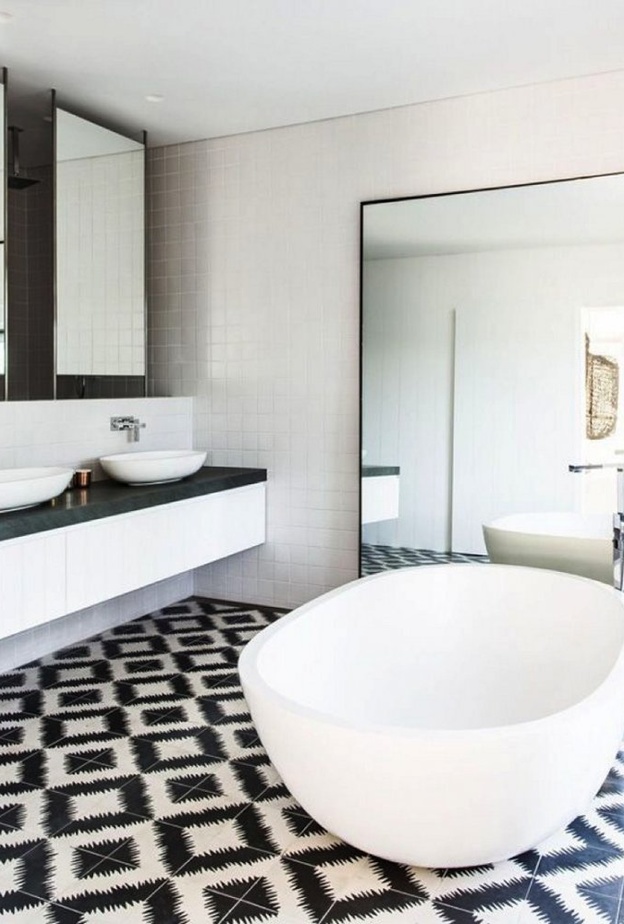 ضوء النهار يبرز جمال الأبيض والأسود في الديكور