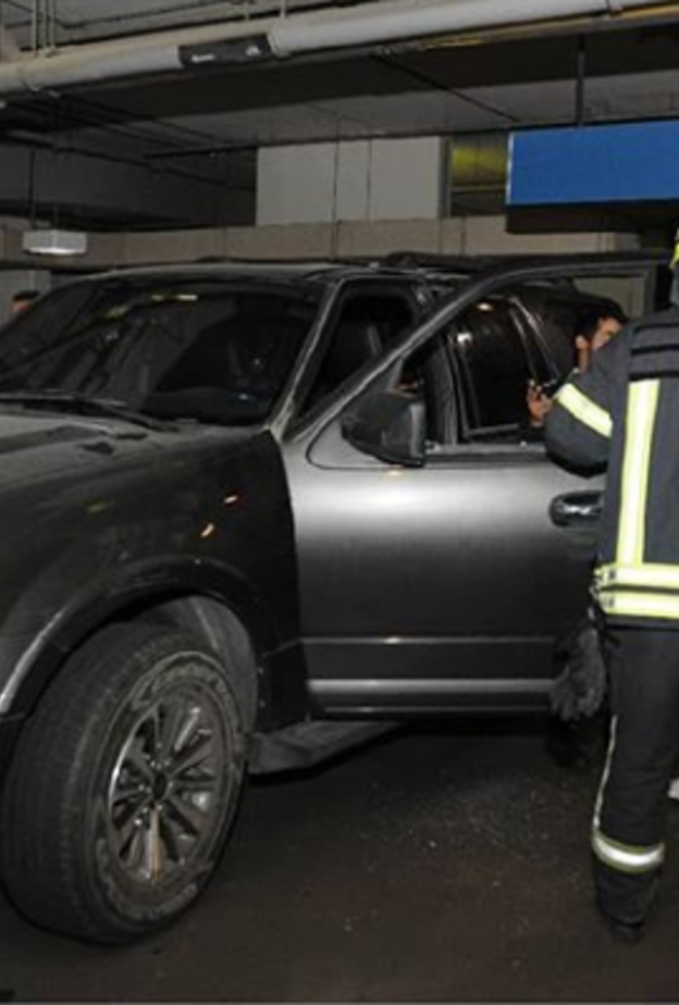 شرطة أبوظبي تنقذ طفلة حشرت في مركبة ذويها 