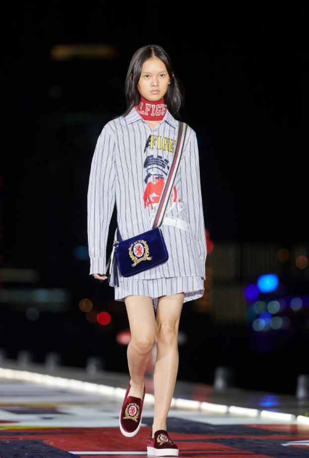 فستان بالأزرق والرمادي من تومي هيلفيغر