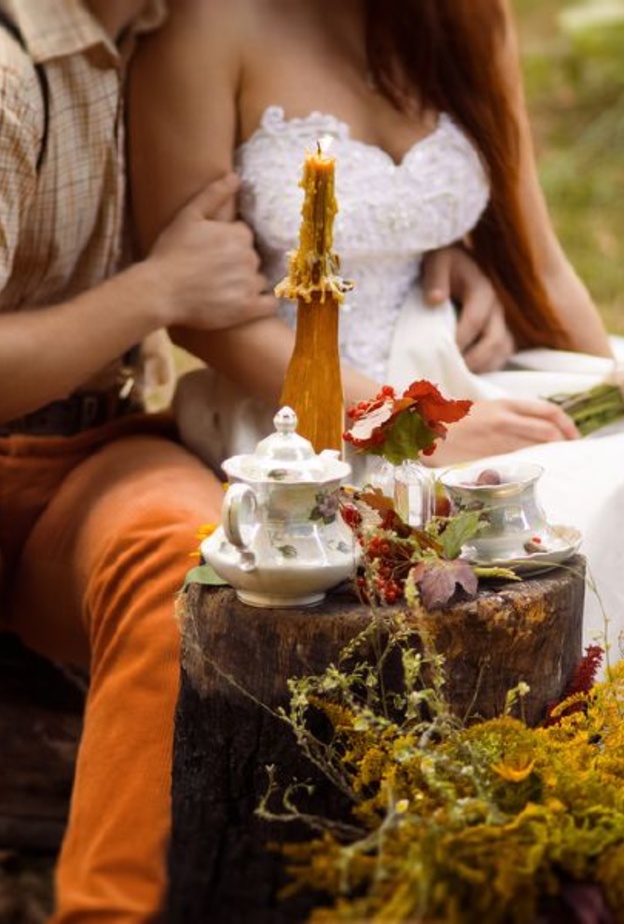 استبدلي الطاولات بجذوع الاشجار وزينيها بطريقة رومانسية