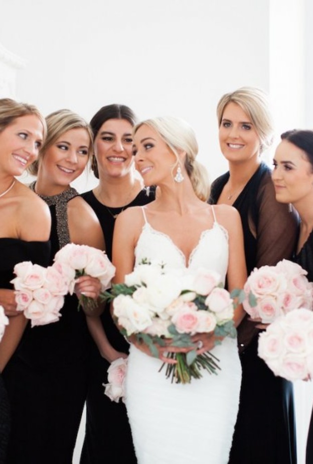  اناقة الفساتين السوداء للمدعوات في حفل الزفاف