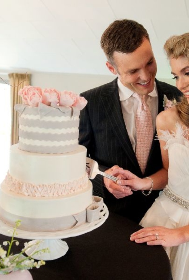 اناقة اللون الذهبي مع الكعكة