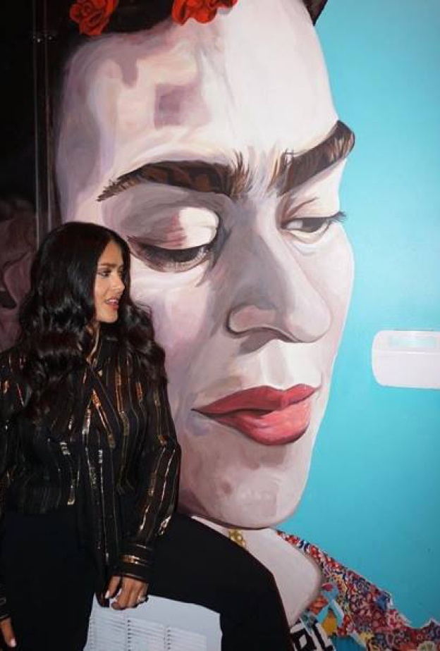 سلمى حايك سعيدة بوجود صورة للأيقونة المكسيكية فريدا في مهرجان تورنتو السينمائي