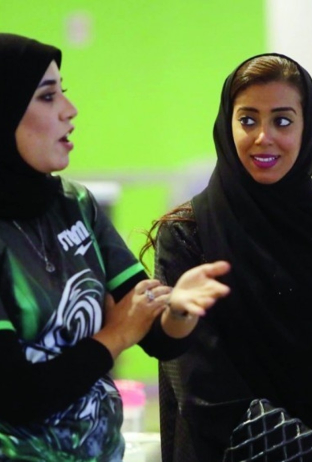 سارة جمال تتوسط المتدربات السعوديات