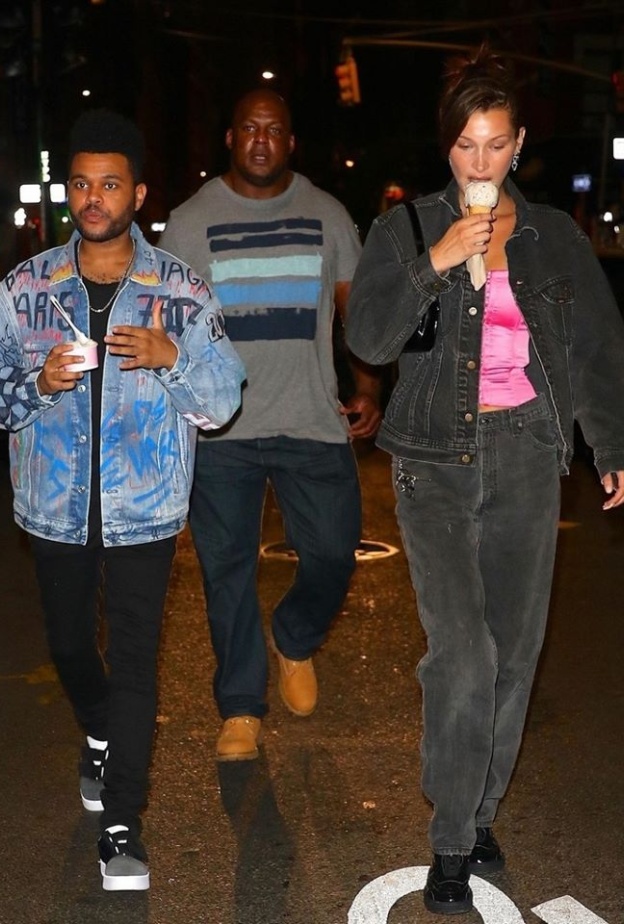بيلا حديد مستمتعة بتناول المثلجات مع The weekend بعد انتهائها من عروض الأزياء في نيويورك