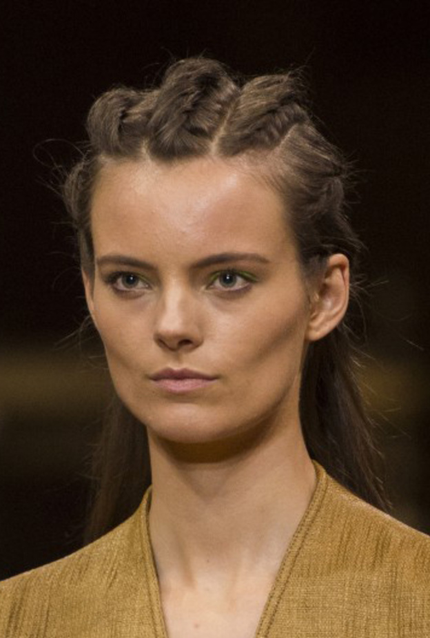 احدث تسريحات الشعر مع ضفائر السنبلة العصرية من Christian Siriano