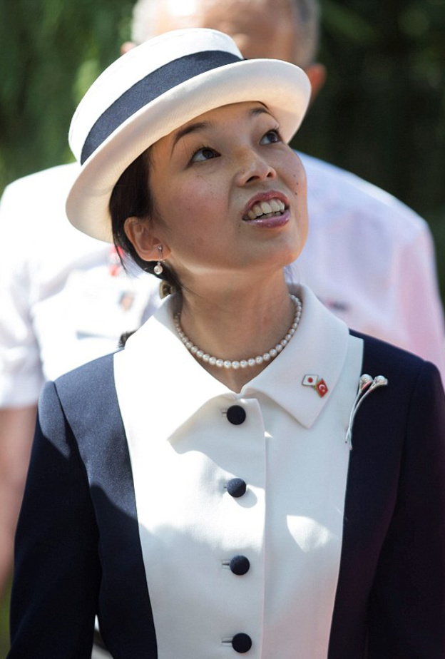  إطلالة كلاسيكية أحادية اللون