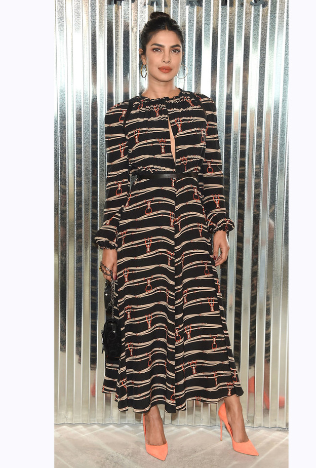 بريانكا تشوبرا Priyanka Chopra ظهرت خلال عرض رالف لورين Ralph Lauren بفستان سهرة طويل مع لوني الفضي والأسود