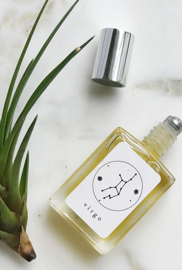 في المساء تختار العطر الذي يتميّز برائحة خشب الصندل الرائع وهو مثالي لمولودة هذا البرج الترابي