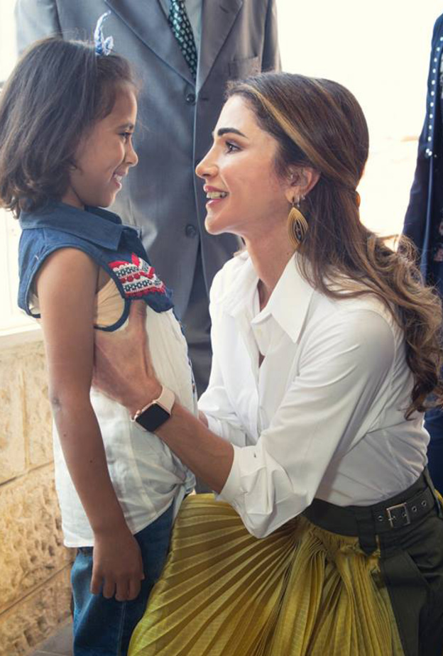 اختارت الملكة رانيا اسدال شعرها من الخلف ورفعه من الامام، كما اعتمدت ماكياجاً ناعماً مع لون شفاه زهري فاتح