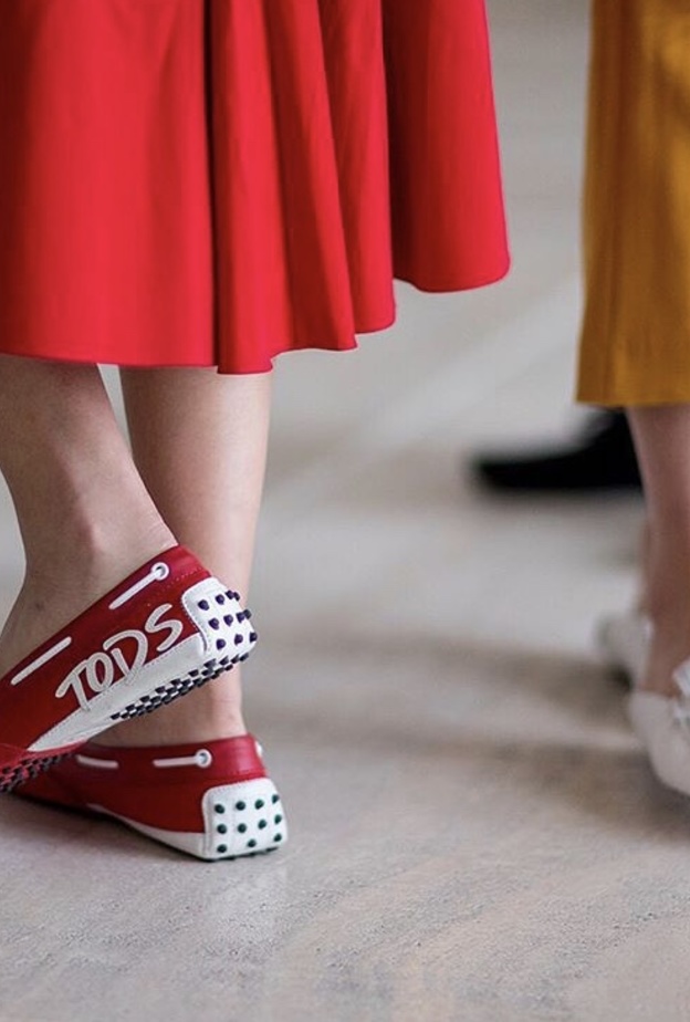 تصاميم أحذية جلد مناسبة لبنات الجامعة