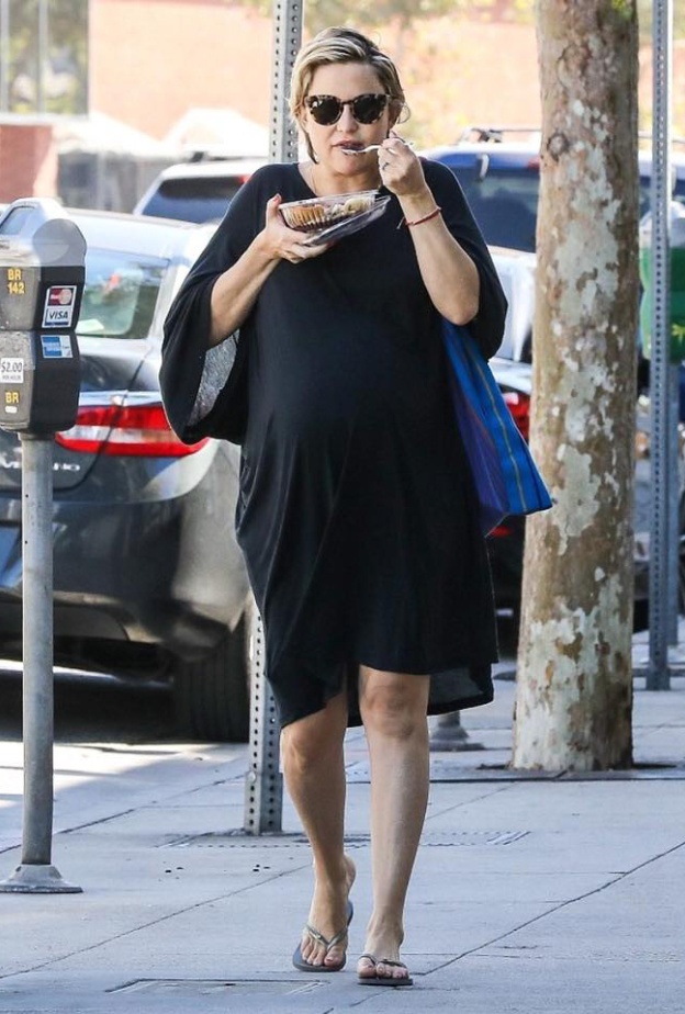 يبدو أن كيت هدسون لا تستطيع الانتظار طويلاً لتناول الطعام!