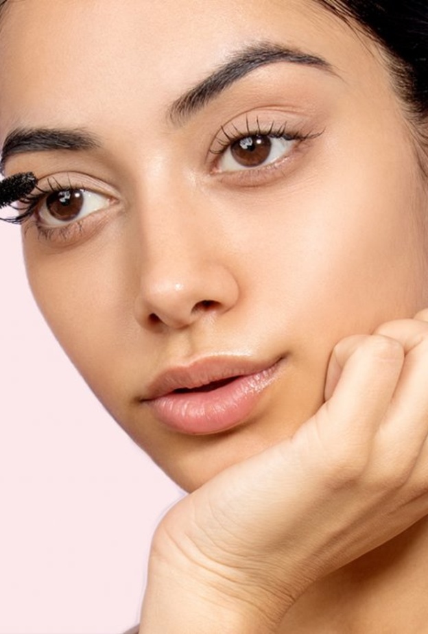 ضعي المسكارا على الرموش الأخيرة لكي تبدو عينيكي لوزيتين