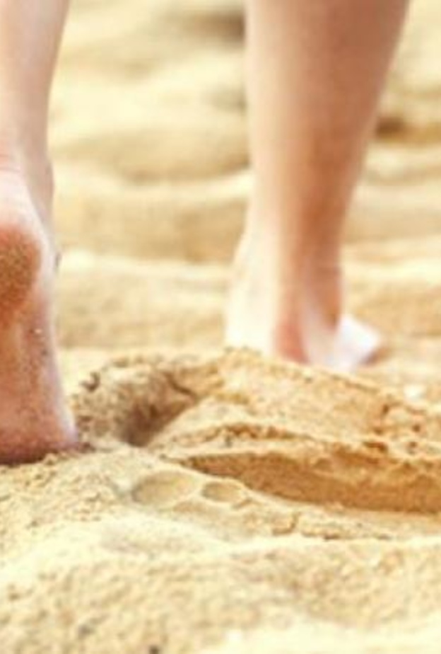 المشي على الرمل يعالج الأمراض الجلدية في القدمين