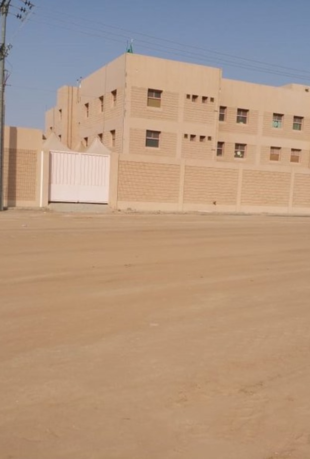 3 جهات حكومية تكرم وكيلة المدرسة رسمية المسيب