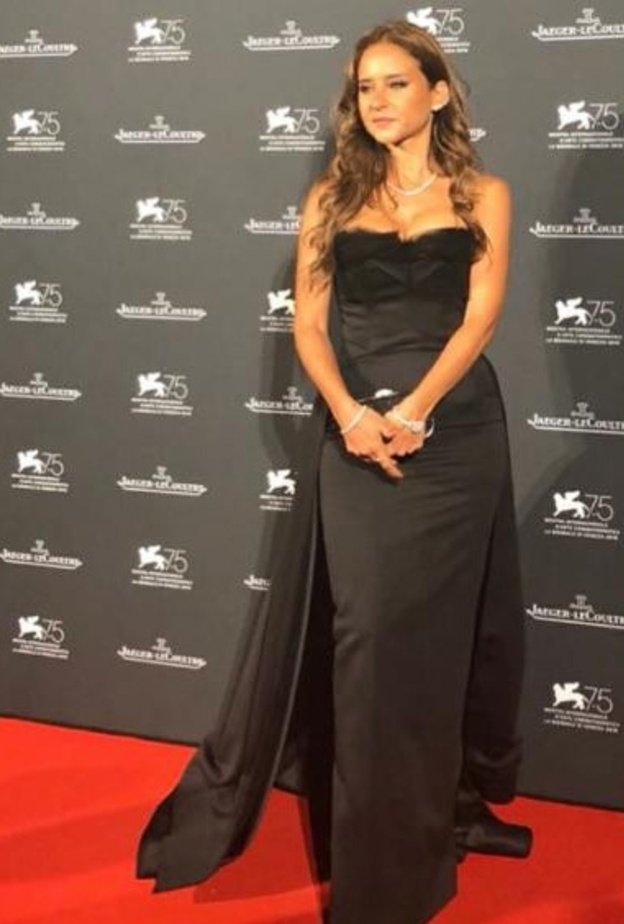  فستان باللونين الأسود والذهبي اختارته نيللي كريم في مهرجان البندقية هذا العام