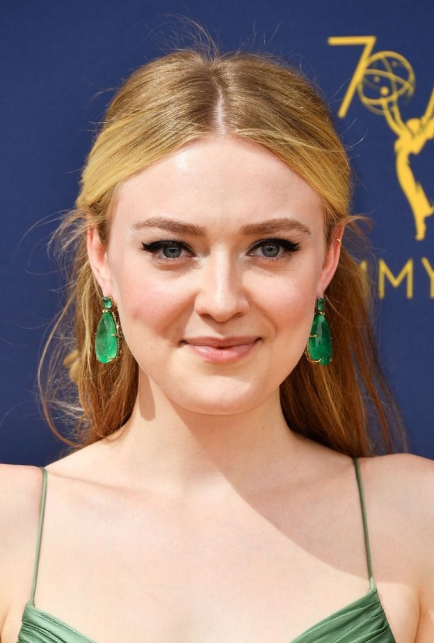 أقراط زمرد اختراتها داكوتا فانينغ في حفل جوائز إيمي 2018 