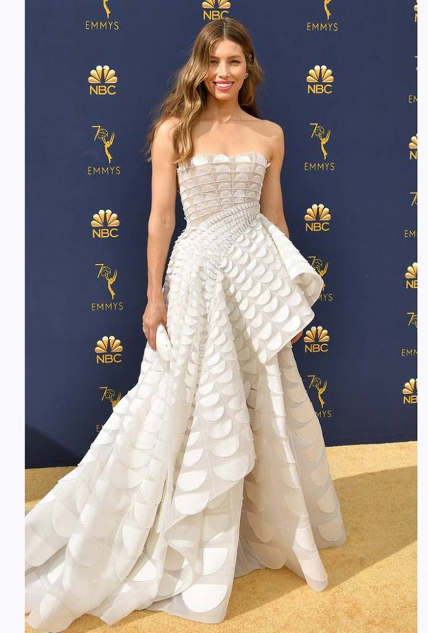 اليسون بري بفستان اصفر من مجموعة ميو ميو