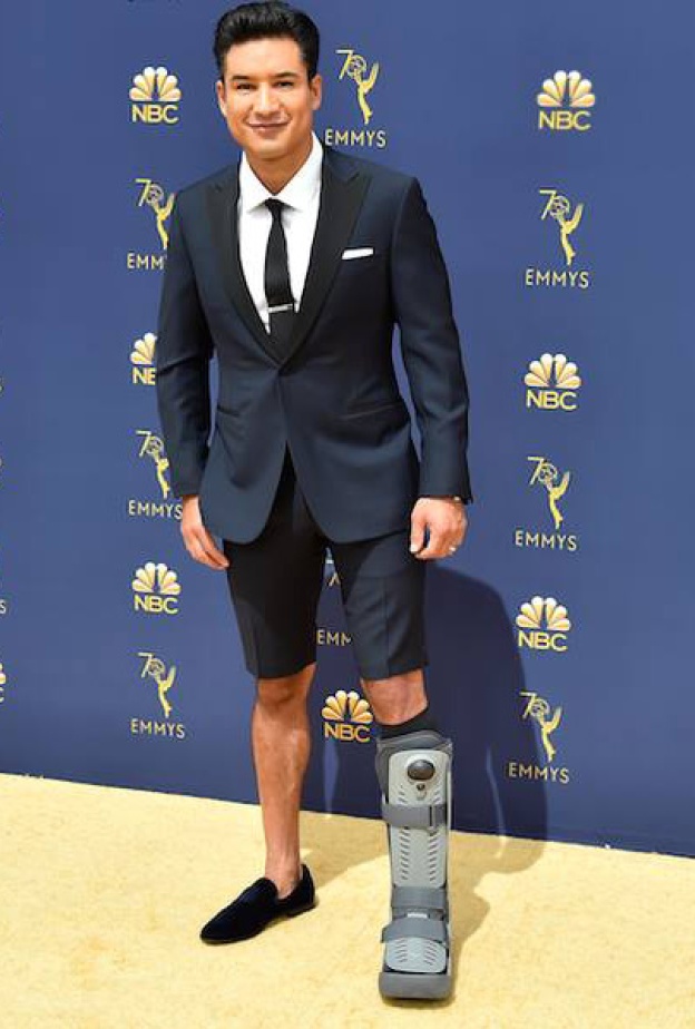 الممثل ماريو لوبيز أنيق بإطلالته في حفل جوائز إيمي رغم الشورت والحذاء الطبي!