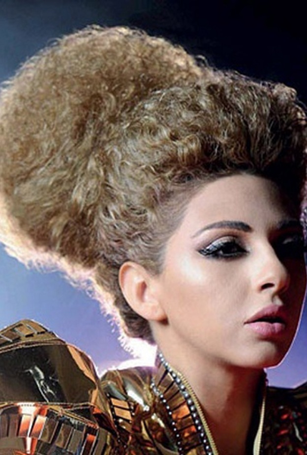 تسريحات شعر غريبة تباهت بها النجمات في فترة سابقة