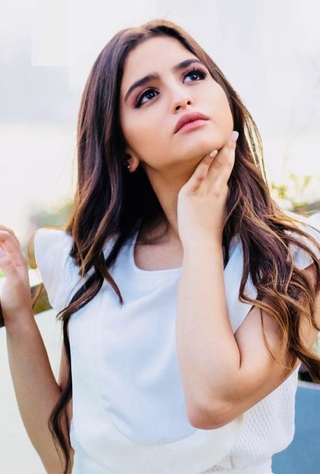 حلا الترك تنافس زوجة والدها دنيا بطمة على جائزة عالمية