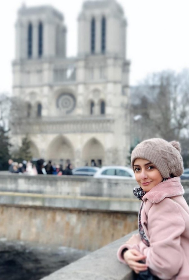  فاطمة مع لوحاتها المميزة