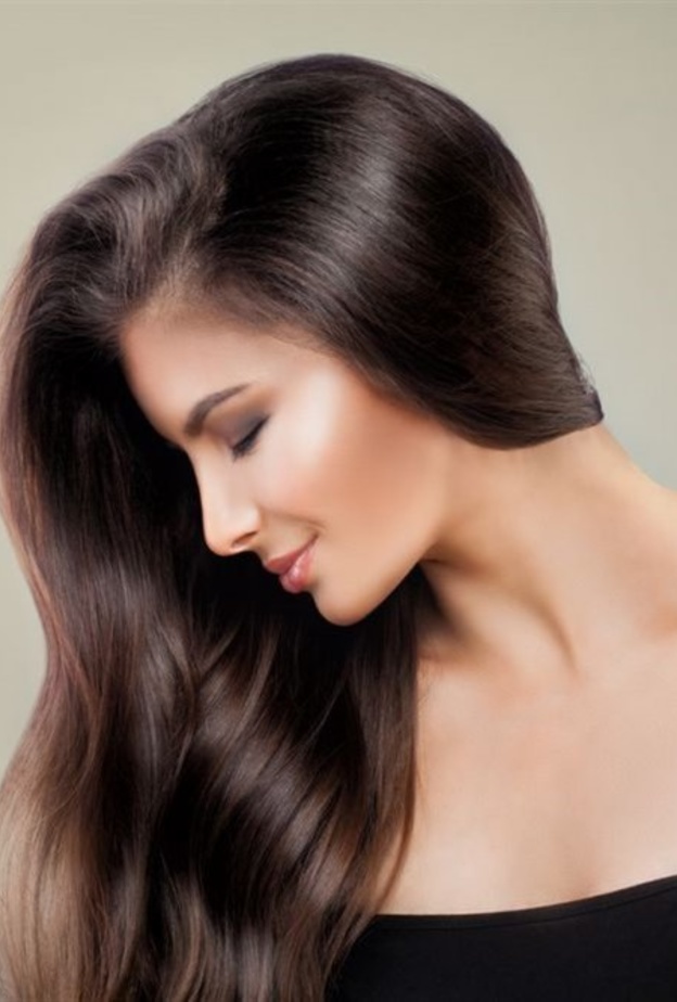 زيت جوز الهند فعّال في العناية بالشعر الجاف والدهني