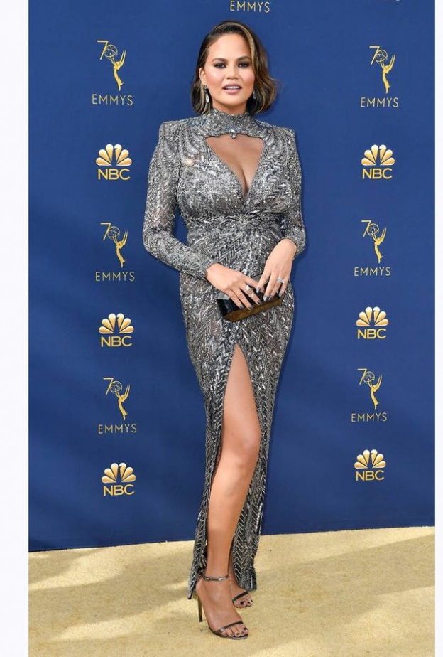 اطلالة الممثلة Angela Bassett بالابيض من توقيع المصممين Azzi and Osta