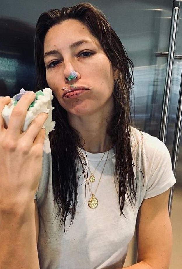 جيسيكا بييل لا تشعر بالذنب بعد تناولها لقطعة كيك كبيرة !