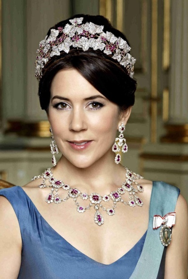 مجوهرات الروبي الأحمر تتألق على الأميرة ماري أميرة الدنمارك