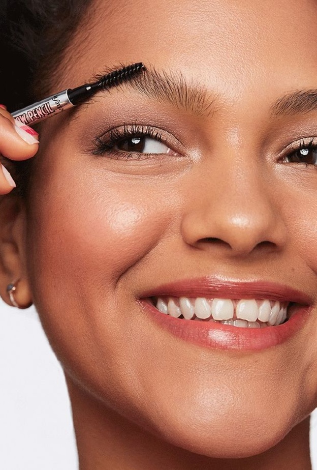 احتفلي بيوم الحواجب العالمي مع Benefit!