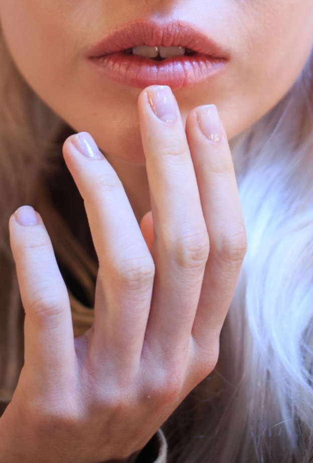 اختاري الألوان الفاتحة لأظافرك القصيرة