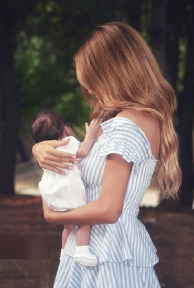 زوجة رامي عياش تحتفل بإتمام ابنتها شهرها الثالث