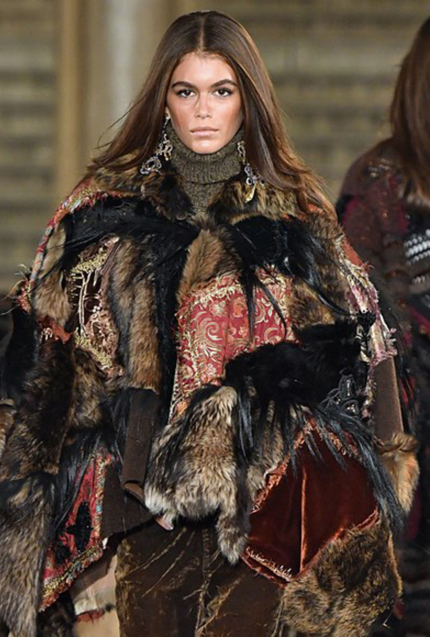 كايا غيربر‎ Kaia Gerber بموضة شبابية خلال عرض Coach